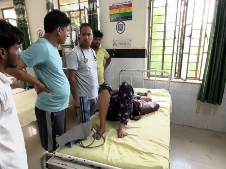 पिनान अस्पातल में घायलों का इलाज जारी है। बस के करीब 15 जने घायल हुए हैं।