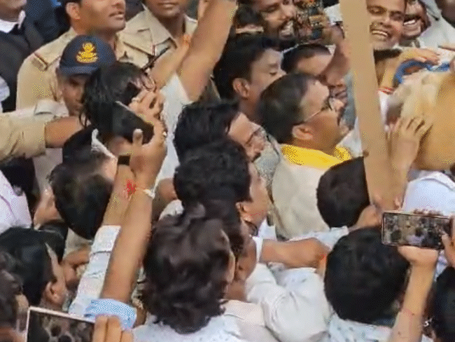 The collector did not get the Congress leaders tied a memorandum around the dog's neck.