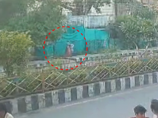 सीसीटीवी में महिला बंगले के बाहर कुछ फेंकते हुए रिकॉर्ड हुई है।