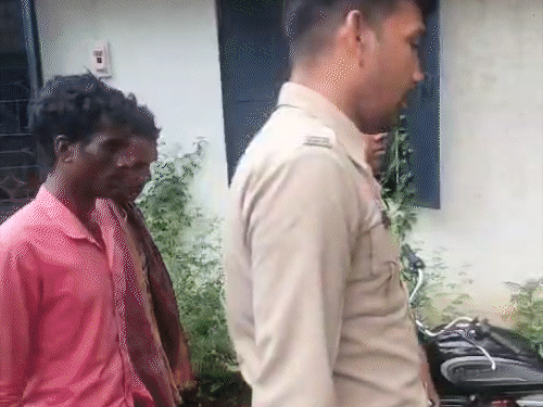 बॉयफ्रेंड और उसके दोस्त को पुलिस ने गिरफ्तार किया है, एक आरोपी अभी भी फरार है।