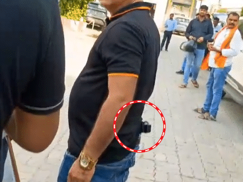 शहाबुद्दीन पिस्टल कमर में लगाकर धमकाते हुए वर्कशाप से निकला।