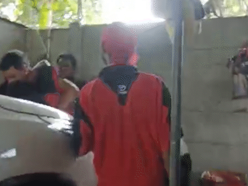 शहाबुद्दीन और शावेज ने सुपरवाइजर को लात-घूसों से भी पीटा।