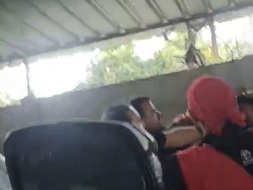 शहाबुद्दीन ने पिस्टल के बट से सुपरवाइजर को मारा।