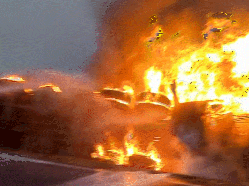 आग की लपटें 20 फीट ऊंची उठने लगीं और धुएं का गुबार 1 किमी दूर से दिखाई देने लगा।