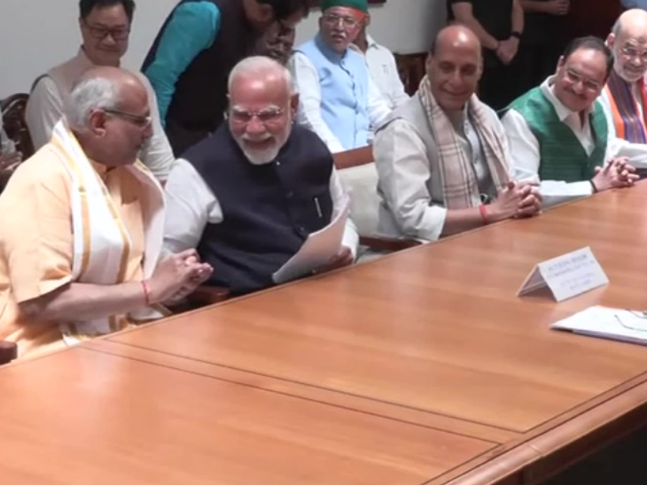 नॉमिनेशन भरने के दौरान सीपी राधाकृष्णन से बात करते PM मोदी।