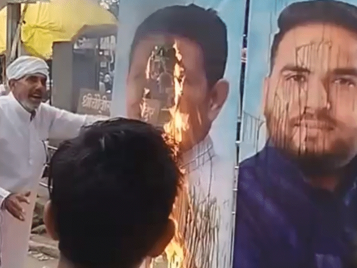 इंदौर में विरोध में पोस्टर जलाए गए।