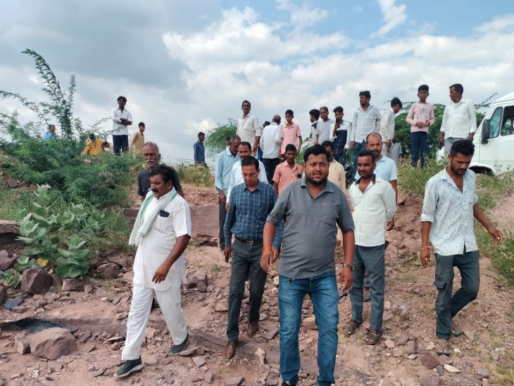 सूचना पर बड़ी संख्या में ग्रामीण मौके पर पहुंच गए।