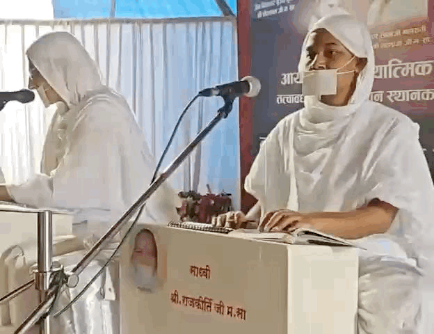 धर्मसभा को संबोधित करती साध्वियां।