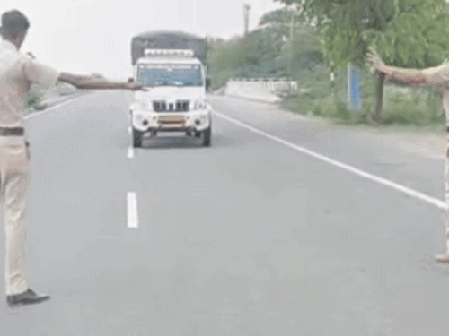 तेज रफ्तार पिकअप ड्राइवर पुलिस नाका तोड़कर भागा। - Dainik Bhaskar