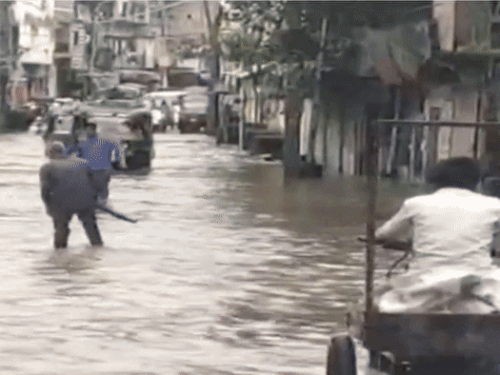 पठानकोट में बारिश के बाद जलभराव की स्थिति बनने से लोग हो रहे परेशान।