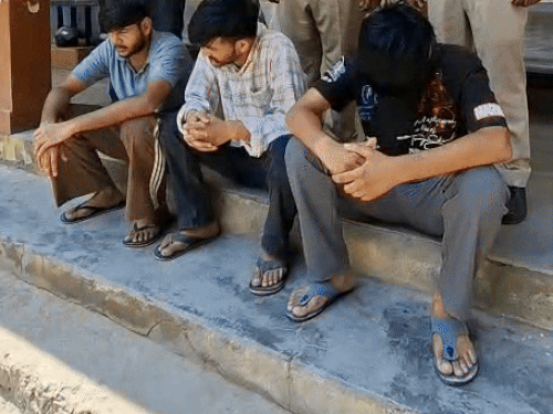 पुलिस द्वारा पकड़े जाने के बाद आरोपियों ने बताया कि रोजाना 20-30 लोगों को अपना शिकार बनाकर ठगी करते थे।