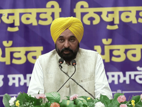 सीएम कार्यक्रम में युवाओं को संबोधित करते हुए।