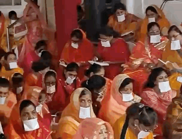 धर्मसभा में मौजूद श्राविकाएं।