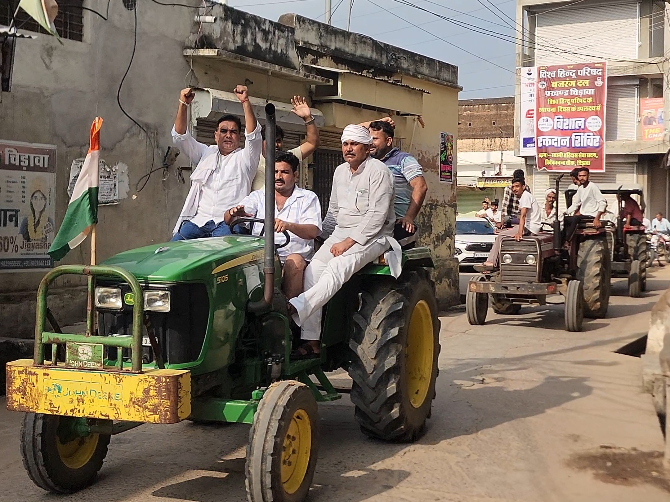 स्मार्ट मीटर के विरोध में लोगों ने ट्रैक्टर पर बैठकर रैली निकाली।