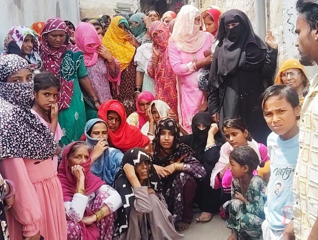 घर के बाहर जमा कॉलोनी के लोग। घटना के बाद से पूरा मोहल्ला सदमे में है।