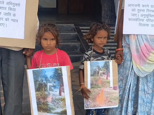 तस्वीर, पप्पू नाथ कालबेलिया की 2 छोटी बेटियों की है। वह उन्हें भी साथ लाया था।