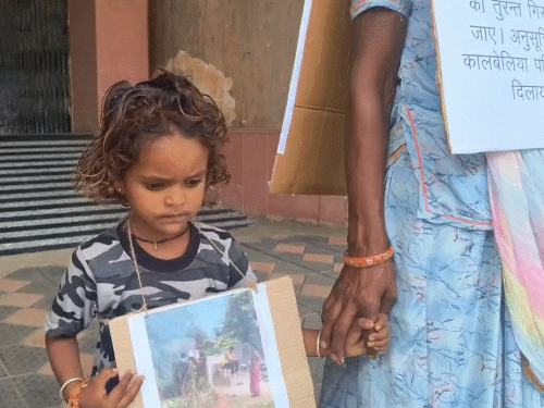 मासूमों के गले में टंगी ये तख्तियां, पप्पू नाथ के अनुसार उस वक्त की है। जब उनके मकान के बाहर आग लगा दी गई थी।