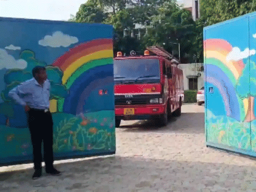 स्कूलों को धमकी मिलने के बाद दिल्ली पुलिस, बम निरोधक दस्ते और डॉग स्क्वॉड की कई टीमें मौके पर पहुंची थीं।