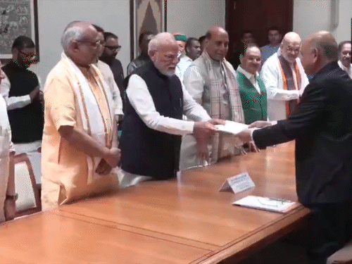 सीपी राधाकृष्णन का पर्चा PM नरेंद्र मोदी ने राज्यसभा के सेक्रेटरी जनरल पीसी मोदी को सौंपा।