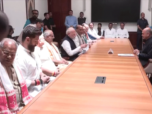PM मोदी ने राधाकृष्णन का पर्चा लिया, उनसे हाथ मिलाया और फिर राज्यसभा के जनरल सेक्रेटरी पीसी मोदी को दिया।