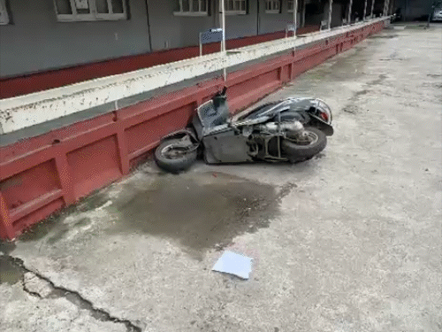 स्कूल स्टाफ की गाड़ियों और स्कूल बसों में जमकर तोड़फोड़ की गई।