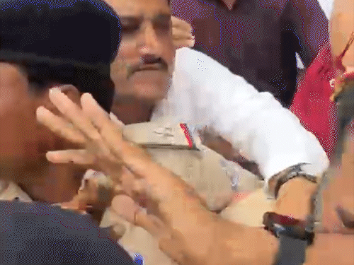 पुलिस एक कर्मचारी को बचाकर ले जाने लगी, तब भी लोग उससे मारपीट करते रहे।