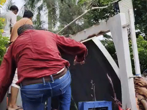 प्रदर्शन कर रहे जबरदस्ती स्कूल में दाखिल हो गए ।