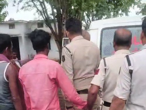 कोर्ट में पेश करने के बाद आरोपियों को न्यायिक रिमांड पर जेल भेजा गया है।
