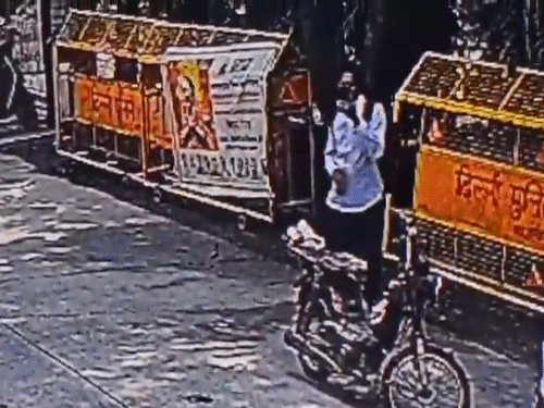 सोशल मीडिया पर वायरल वीडियो में खीमजीभाई CM आवास का वीडियो बनाता दिखा।