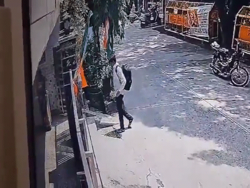 इस दौरान आरोपी वहां पर एक घर में अंदर घुसते हुए भी दिखाई दिया।
