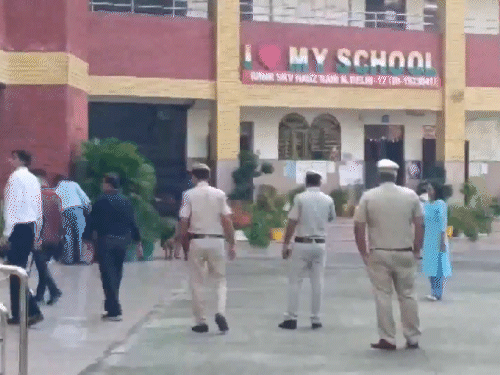 मालवीय नगर के राजा राम मोहन राय सर्वोदय कन्या विद्यालय में जांच के लिए पुलिस पहुंची है। - Dainik Bhaskar