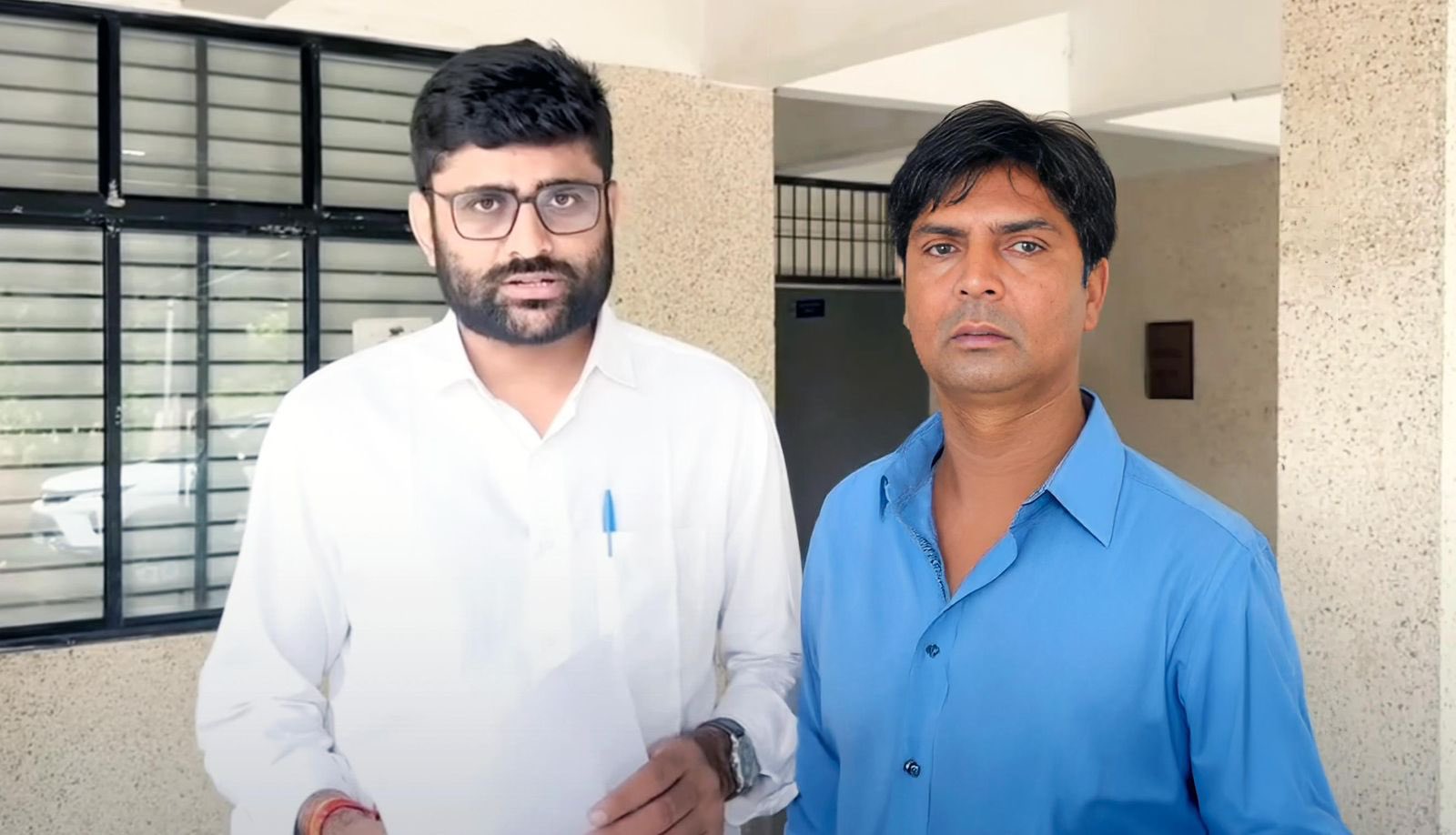 गुजरात की विसावदर सीट से AAP विधायक गोपाल इटालिया (बाएं) के साथ आरोपी खीमजीभाई की यह तस्वीर हरीश खुराना ने X पर शेयर की।