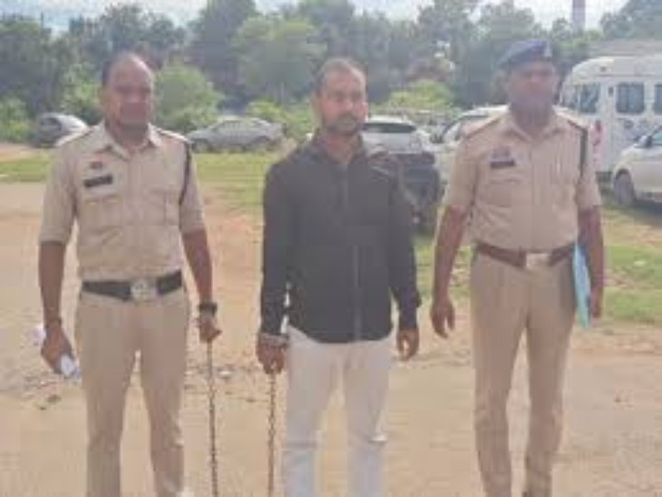 प्रेमी ने गला दबाकर महिला की हत्या कर दी, बताया सर्पदंश।