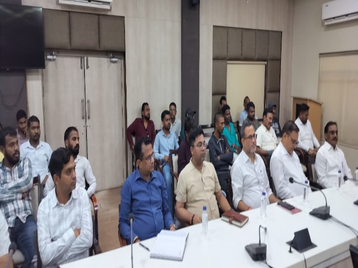 बैठक में जिला प्रशासन, नगर निगम और पुलिस के अधिकारी मौजूद रहे।
