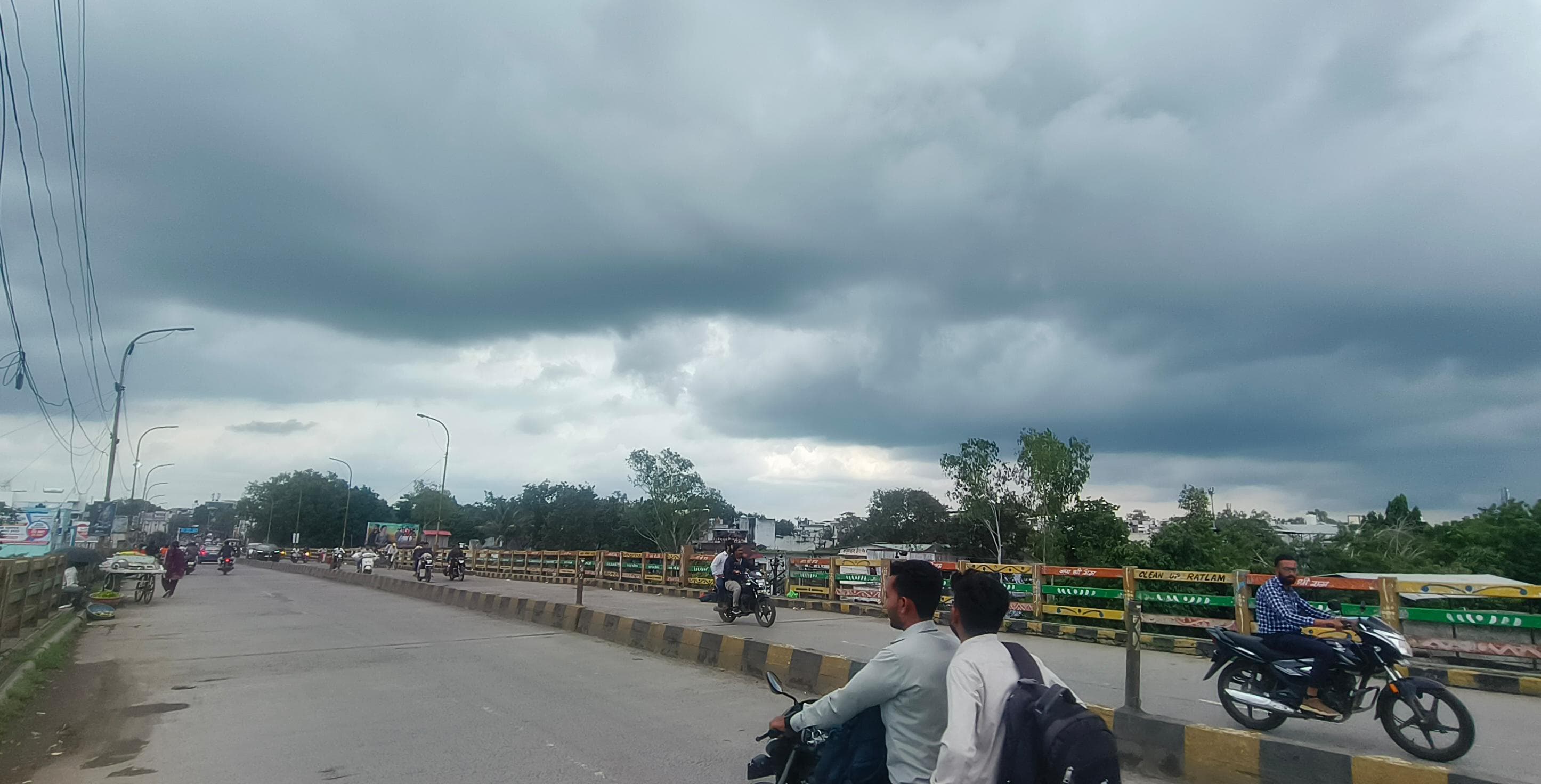 बारिश के पहले आसमान में बादल इस तरह छाए रहे।