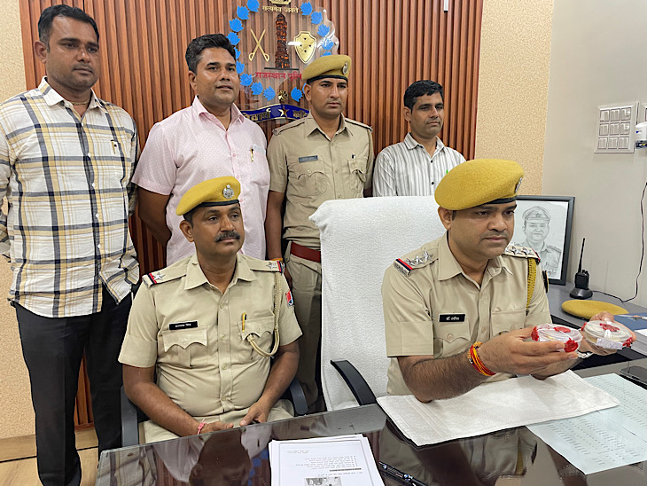 एक आरोपी ने चोरी किए गए सोने के कंगन को बैंक में गिरवी रख बहन के नाम से करीब एक लाख रुपए का लोन ले लिया था।