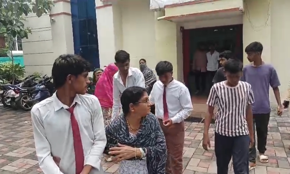 घायल छात्रों को थाना लेकर पहुंचे परिजन।