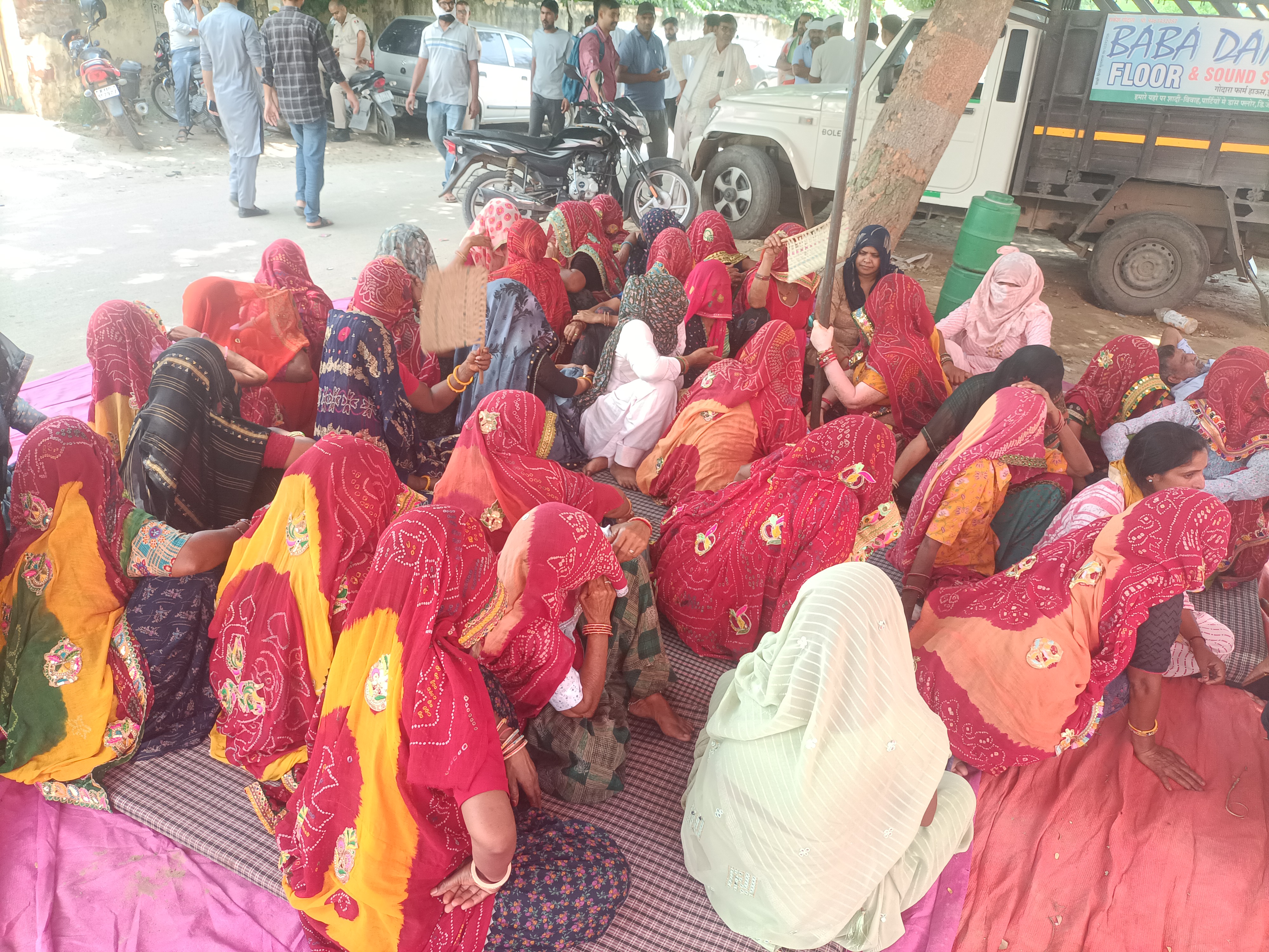 बीडीके अस्पताल में धरने पर बैठे मृतक राजकुमार कांटीवाल के परिजन और ग्रामीण, विक्रम चौधरी की गिरफ्तारी की मांग पर अड़े।