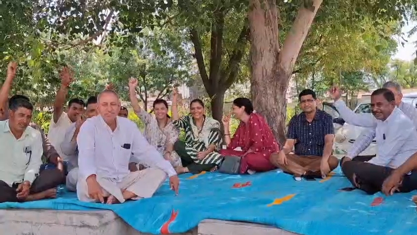 तहसीलदार कार्यालय में धरना प्रदर्शन जारी