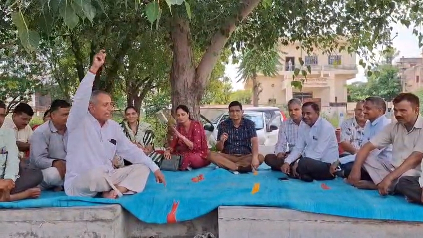 तहसीलदार के नेतृत्व में अनिश्चितकालीन धरने पर बैठे कर्मचारी।
