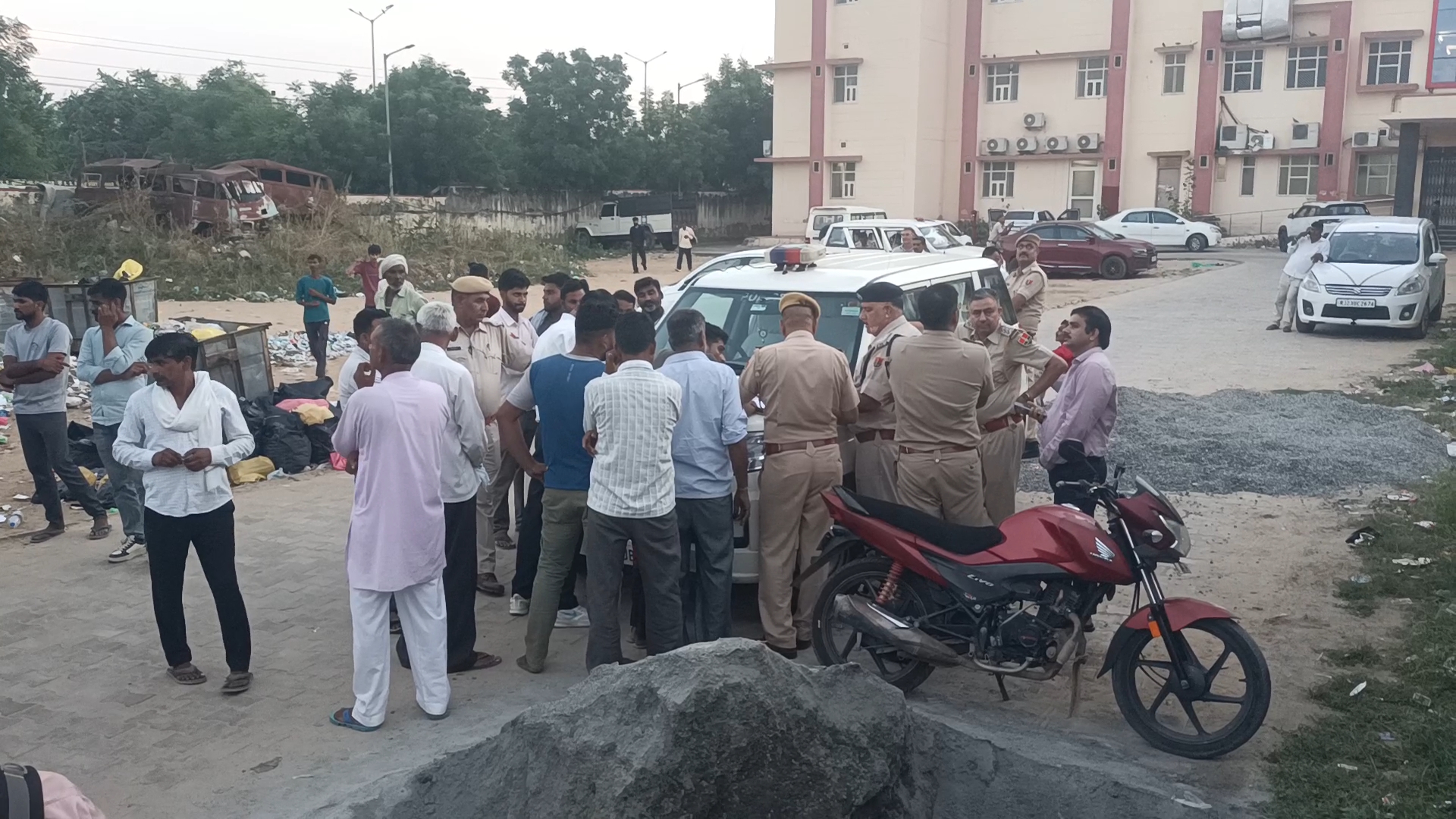 तीन दिन बाद समझाइश के बाद परिजनों ने धरना समाप्त कर दिया।