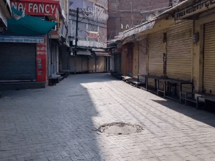 फागलवा पेट्रोल पंप एरिया भी सभी दुकानें बंद है।