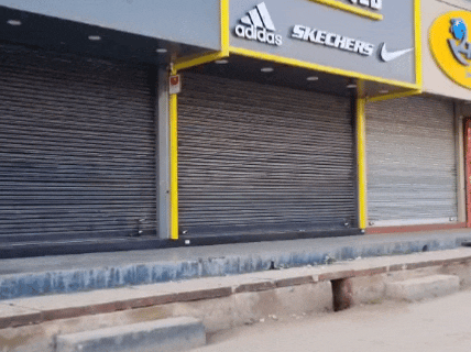 सीकर के स्टेशन रोड पर भी तमाम दुकानें बंद है।