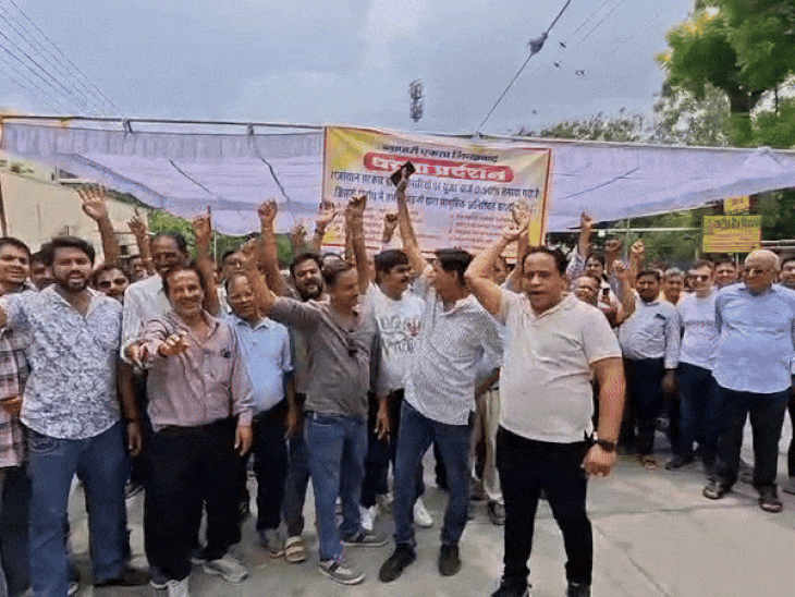 उदयपुर में कृषि मंडी पर व्यापारियों ने नारेबाजी कर प्रदर्शन किया