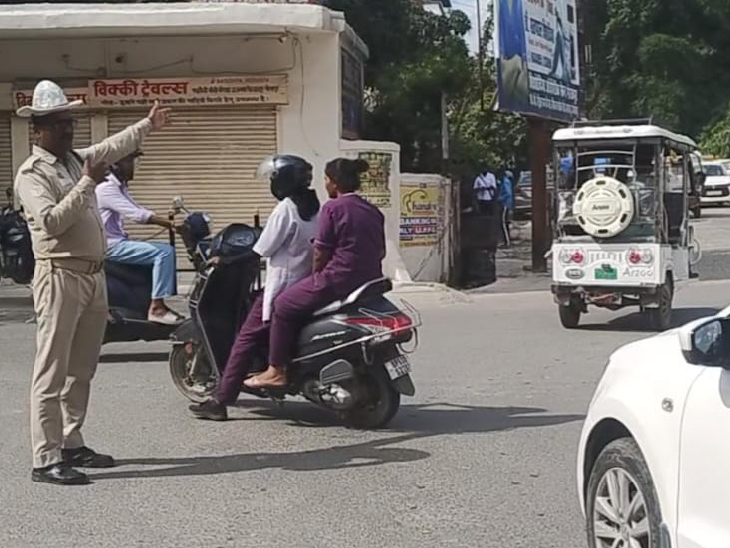 चार पहिया वाहन को डाइवर्ट करते पुलिसकर्मी