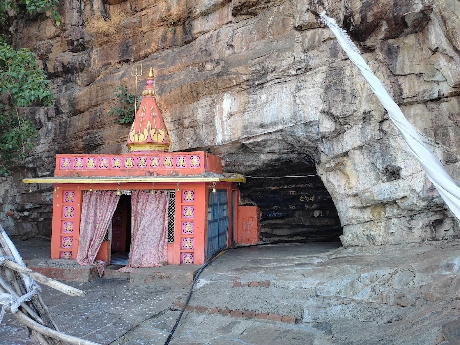 Raisen's Caves of Jamgarh, where there was a war between Krishna Jamwant.