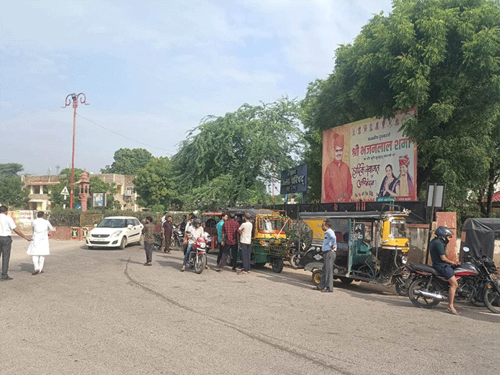स्मार्ट मीटर हटाओ संघर्ष समिति के झुंझुनूं बंद आह्वान पर शहर की प्रमुख बाजारों में सुबह से ही दुकानों के शटर बंद हैं। बस स्टैंड जैसे इलाकों में दुकानें बंद हैं।