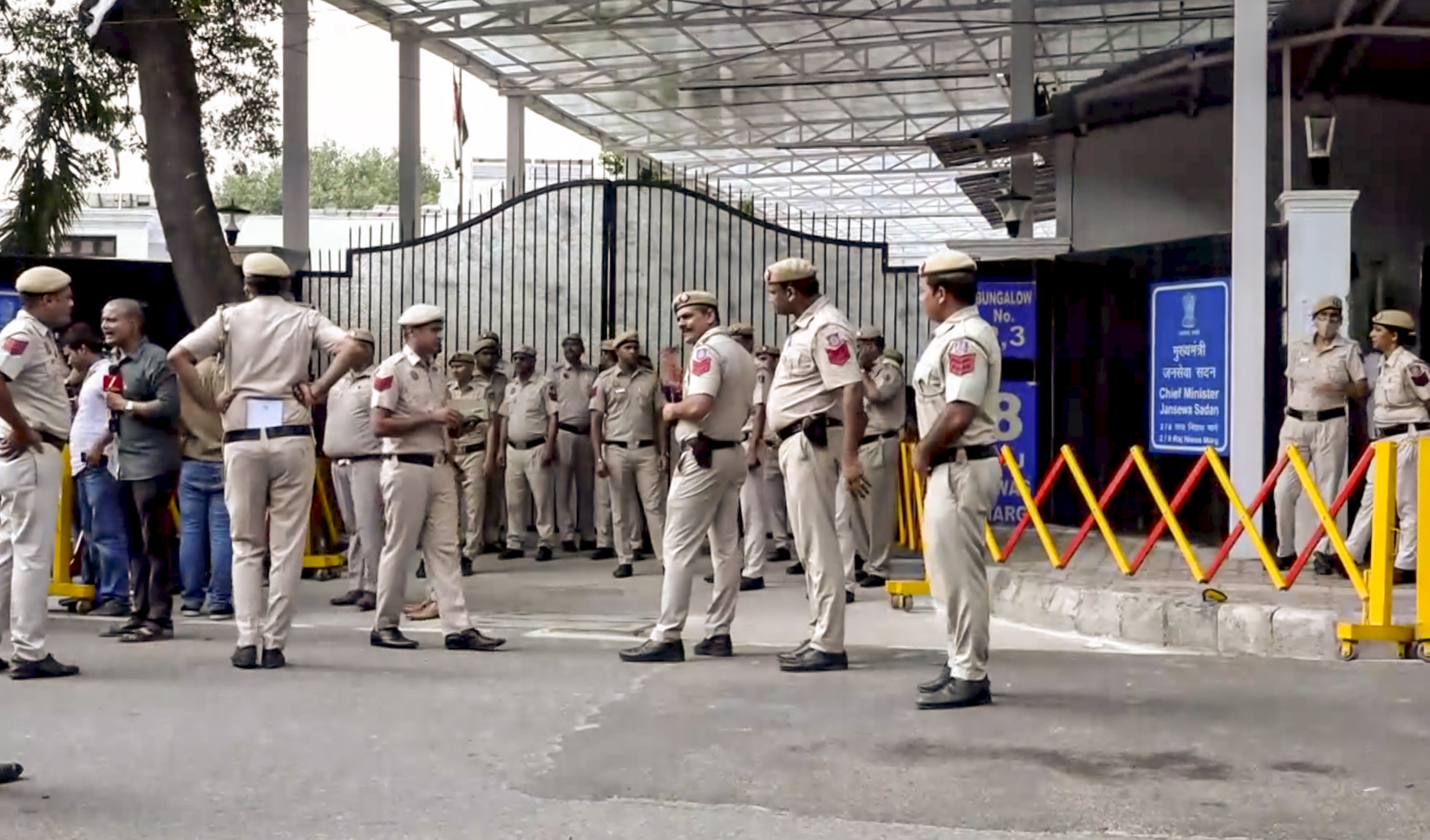 दिल्ली सीएम आवास के बाहर मौजूद सिक्योरिटी।