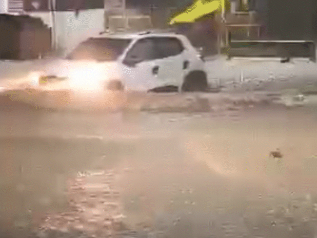 रायसेन में मंगलवार रात से जारी बारिश की वजह से महामाया चौक के सामने पानी भर गया।