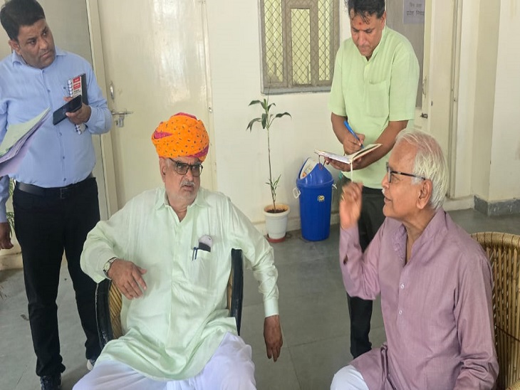 जयपुर में UDH मंत्री झाबर सिंह खर्रा से उदयपुर शहर विधायक ताराचंद जैन चर्चा करते हुए।